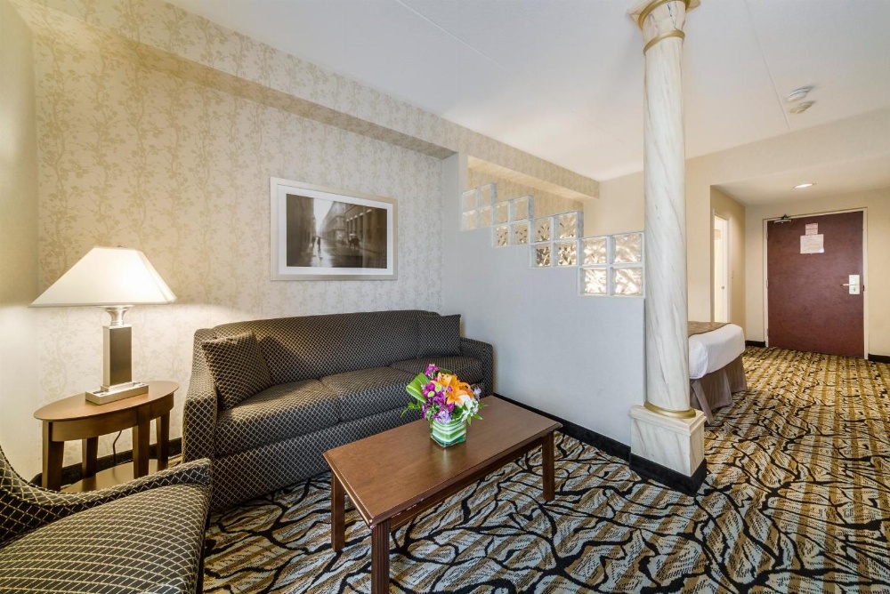 Monte Carlo Inns Oakville Suites